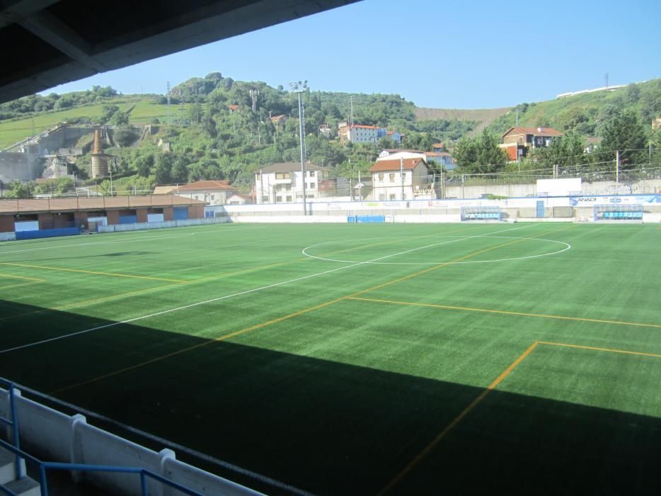 Campo de Otxartaga Berri con la tribuna y los montes al fondo